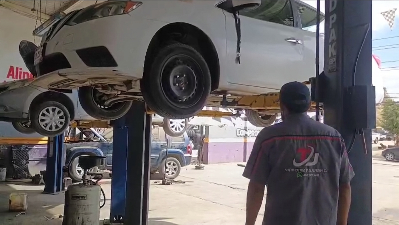 Servicio automotriz en elevador